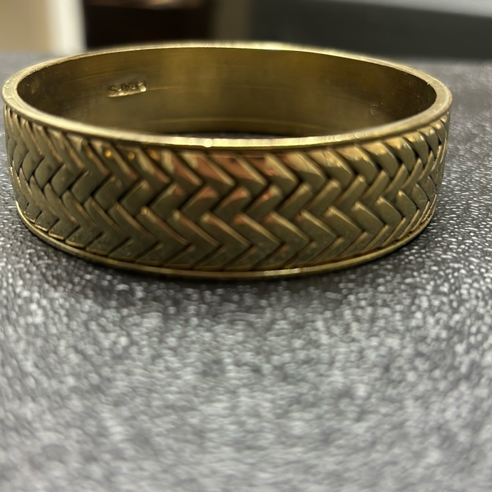 Gold bangle bracket